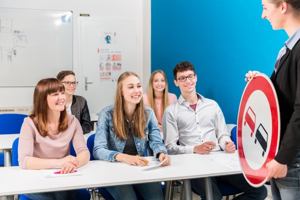 Theorieles in de klas bij Armand Rijschool